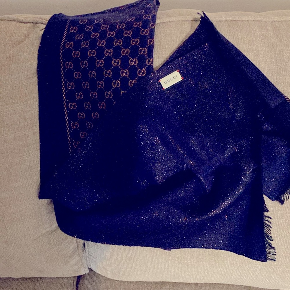 I’m selling my Gucci scarf that I bought at the Gucci store in Beverly Hills.